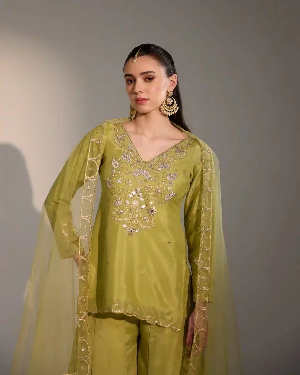 How to Style Your Sharara Suit in this Wedding Season?